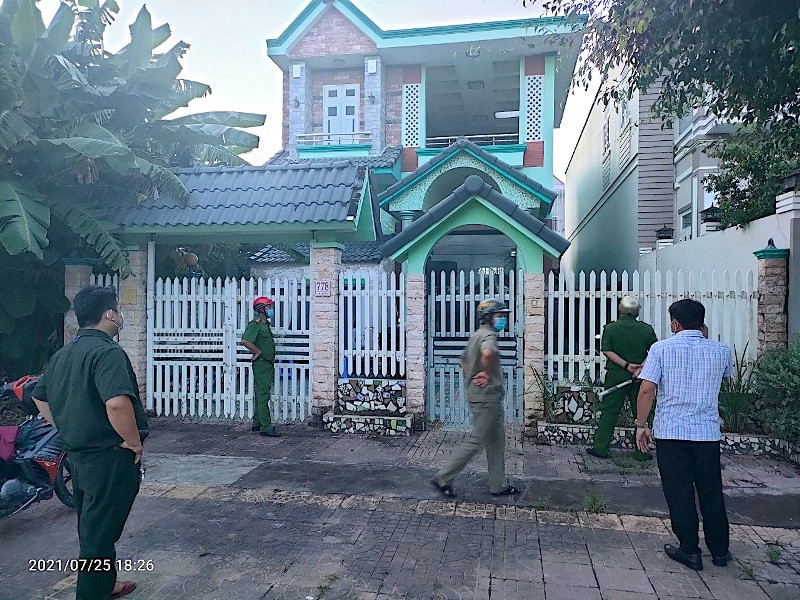 Căn nhà có nhóm người tụ tập ăn nhậu bị kiểm tra hành chính, tối 25/7.