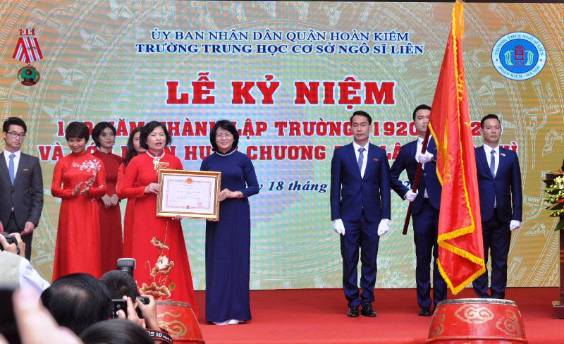 Phó Chủ tịch nước Đặng Thị Ngọc Thịnh trao tặng nhà trường Huân chương Độc lập hạng Nhì.