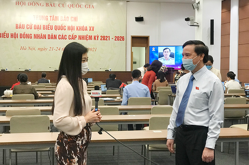 Phó Chủ tịch Quốc hội Nguyễn Khắc Định trao đổi với báo chí tại Trung tâm Báo chí về cập nhật thông tin bầu cử.