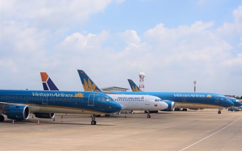 Hủy hơn 100 chuyến bay, dừng nhiều chuyến tàu Thống Nhất để tránh bão