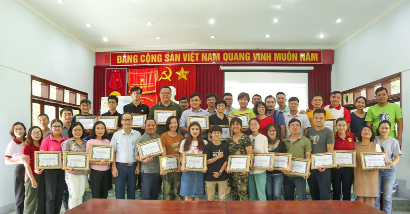 Các đại biểu trong buổi ký cam kết sau hội thảo.