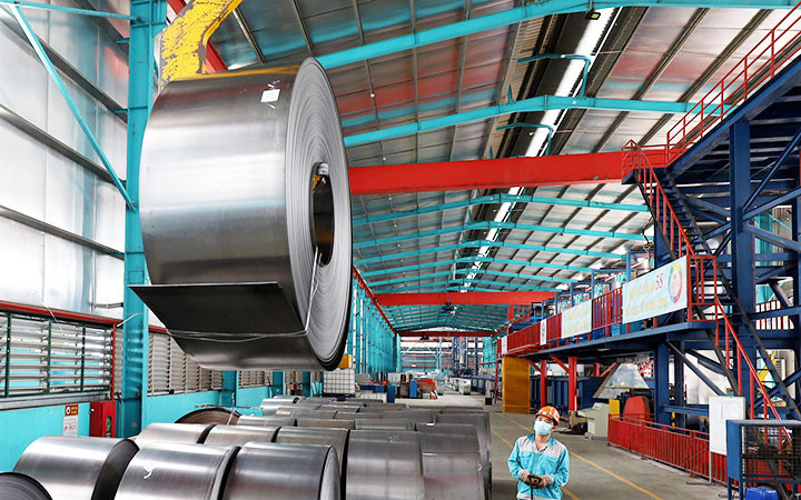 Sản xuất thép cán nguội tại Công ty TNHH Thép Cường Phát DST (Bắc Giang). Ảnh: PHƯƠNG DUNG