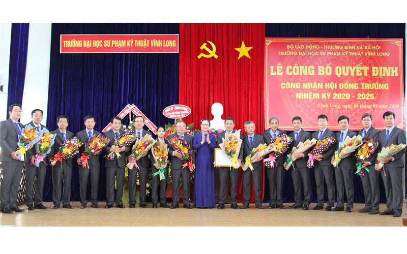 Lãnh đạo tỉnh Vĩnh Long tặng hoa chúc mừng Hội đồng trường ĐH SPKT Vĩnh Long vào sáng 6-9. 