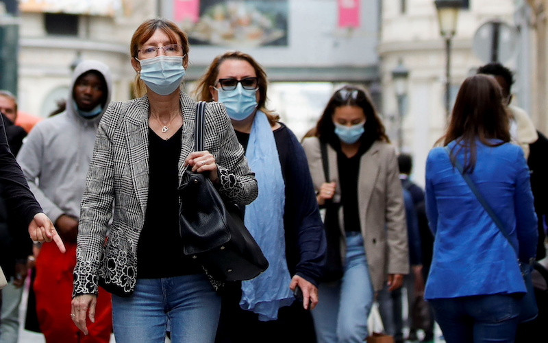 Người dân đeo khẩu trang đi bộ tại một đường phố ở Paris, Pháp, ngày 27/5/2021. (Ảnh minh họa: Reuters)