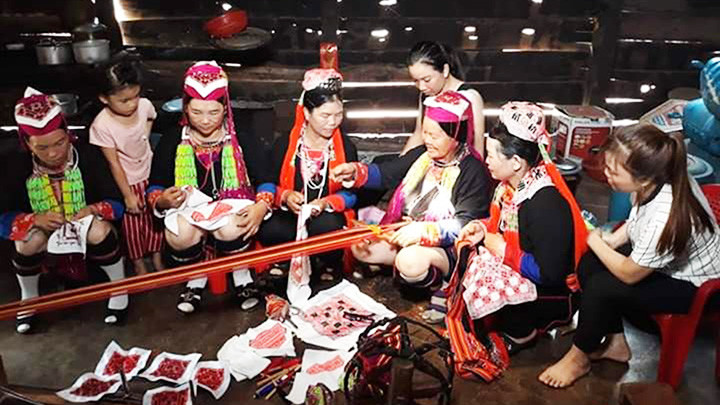 Nhóm thêu truyền thống của người Dao đỏ ở xã Quảng Hà, Nâm N’Đir, Krông Nô, Đắk Nông đang dạy các bạn trẻ dệt vải, thêu thùa.