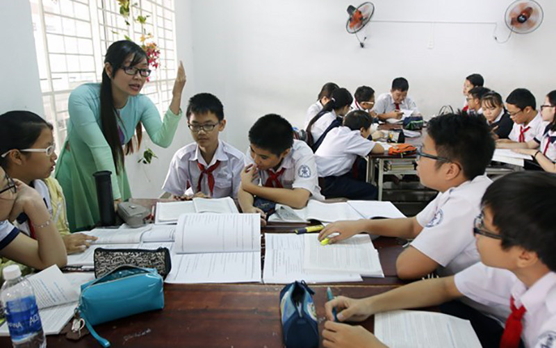 Cô Nguyễn Thị Huyền Thảo giáo viên Trường trung học phổ thông chuyên Trần Ðại Nghĩa, thành phố Hồ Chí Minh trao đổi với học sinh trong giờ học môn Lịch sử. (Ảnh TTXVN)