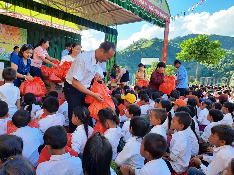 Hiệp hội Doanh nghiệp tỉnh Điện Biên tặng quà đón Tết Trung Thu cho các học sinh Trường Phổ thông DTBT Tiểu học Vàng Đán.