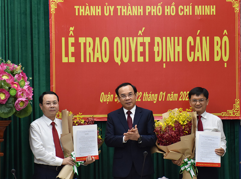 Đồng chí Nguyễn Văn Nên, Bí thư T.Ư Đảng, Bí thư Thành ủy TP Hồ Chí Minh trao quyết định cán bộ cho hai đồng chí Nguyễn Văn Hiếu (bìa trái) và đồng chí Nguyễn Mạnh Cường.