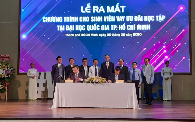 Đại diện VNU-F và Ngân hàng BIDV ký kết biên bản thỏa thuận hợp tác Chương trình cho sinh viên vay ưu đãi học tập với lãi suất 0%.