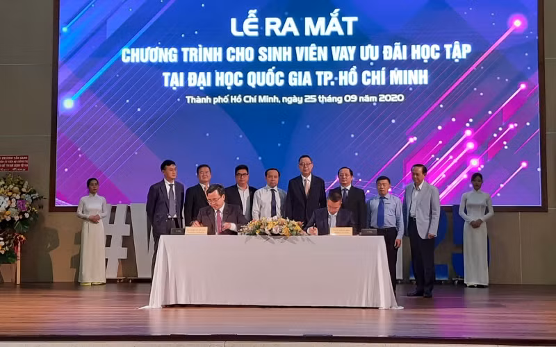 Đại diện VNU-F và Ngân hàng BIDV ký kết biên bản thỏa thuận hợp tác Chương trình cho sinh viên vay ưu đãi học tập với lãi suất 0%.