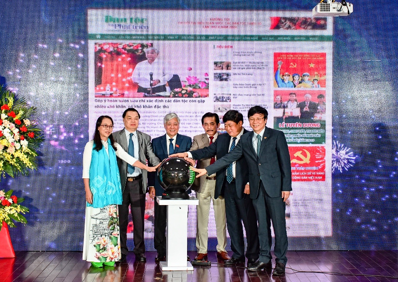Các đại biểu bấm nút khai trương Báo Điện tử Dân tộc và Phát triển.