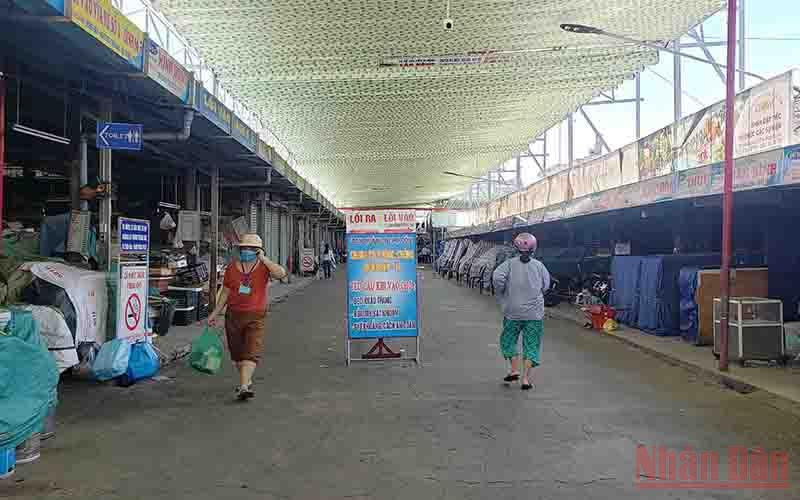 Chợ Cồn phân luồng ra, vào.