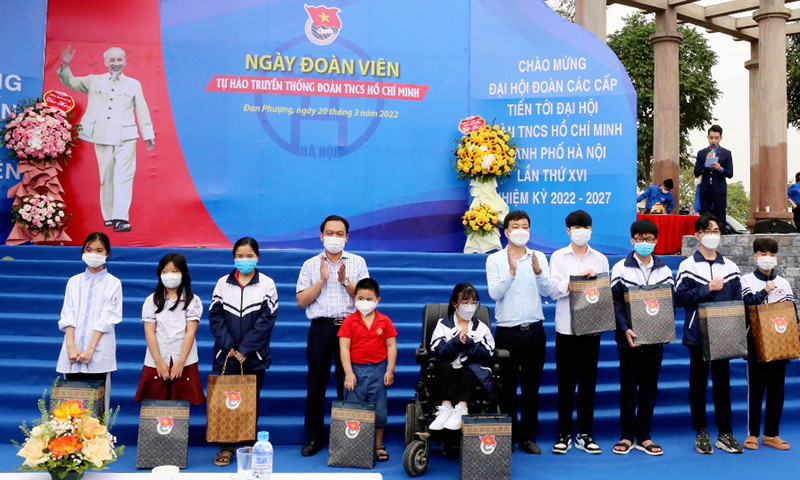 Đại diện lãnh đạo chính quyền địa phương và các đơn vị liên quan trao quà tặng học sinh có hoàn cảnh khó khăn trong khuôn khổ “Ngày đoàn viên” năm 2022.