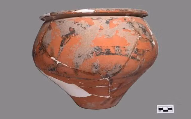 Đồ gốm khai quật được. (Ảnh: Nhân dân nhật báo)