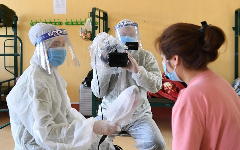 Kíp phóng viên của Phòng biên tập Báo Quân đội nhân dân Điện tử tác nghiệp tại tâm dịch Hải Dương năm 2021.