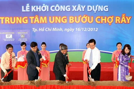 Thủ tướng Nguyễn Tấn Dũng động thổ khởi công Trung tâm Ung bướu Chợ Rẫy (TP Hồ Chí Minh). Ảnh: THANH VŨ (TTXVN)