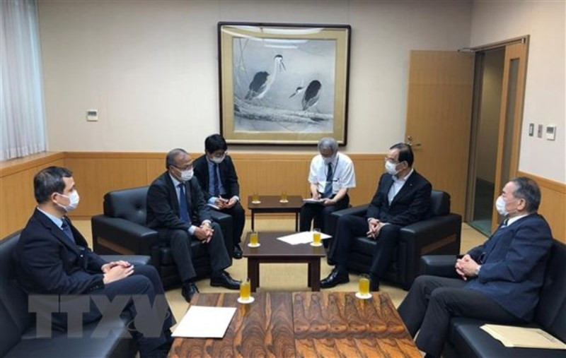 Đại sứ Vũ Hồng Nam hội kiến Chủ tịch Đảng Cộng sản Nhật Bản Shii Kazuo. (Ảnh: TTXNV)