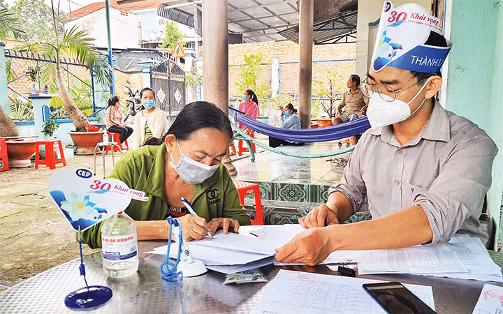 Nhân viên CEP làm thủ tục phát vay cho khách hàng để kinh doanh, buôn bán sau đợt dịch Covid-19.