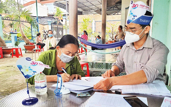 Nhân viên CEP làm thủ tục phát vay cho khách hàng để kinh doanh, buôn bán sau đợt dịch Covid-19.