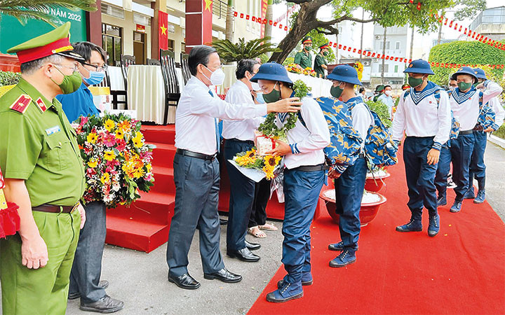 Lãnh đạo thành phố Hồ Chí Minh tặng hoa chúc mừng các tân binh.