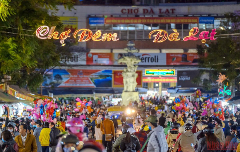 Chợ đêm Đà Lạt luôn thu hút lượng khách rất lớn trong các dịp lễ.