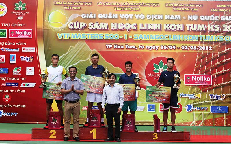 Trao giải nội dung đơn nam.