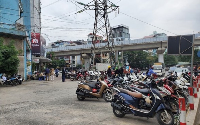 Bãi trông giữ xe tại 168 Hào Nam phục vụ khách đi tàu điện Cát Linh-Hà Đông