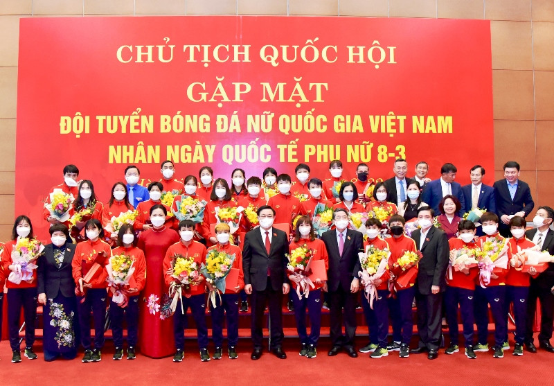 Chủ tịch Quốc hội Vương Đình Huệ cùng các đại biểu và thành viên đội tuyển nữ quốc gia. (Ảnh: ĐĂNG ANH)