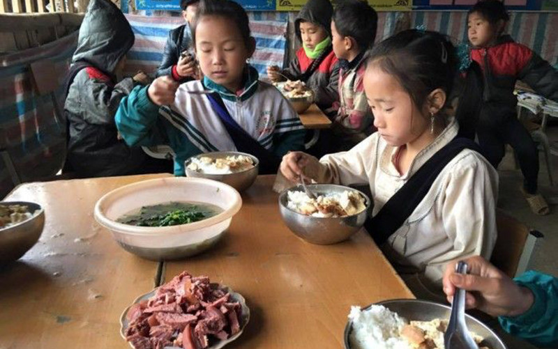 Cơm có thịt nhận được sự ủng hộ của cộng đồng suốt gần mười năm hoạt động và phát triển thành một quỹ khuyến học cho trẻ em vùng cao.