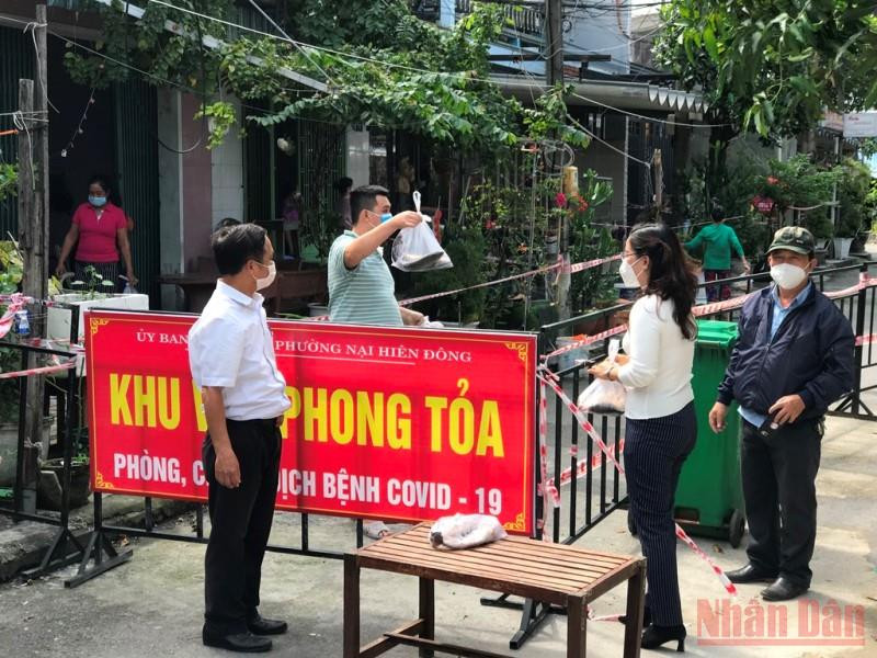 Các hội đoàn thể phường Nại Hiên Đông, quận Sơn Trà  kêu gọi các nhà hảo tâm hỗ trợ thực phẩm cho người dân trong khu vực phong tỏa, sáng 25/11.