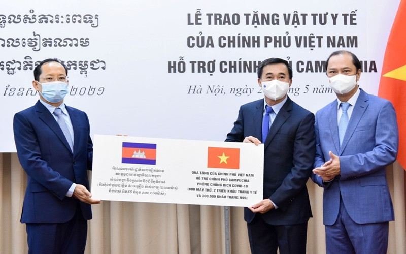  Lễ trao tặng vật tư, thiết bị y tế của Chính phủ và nhân dân Việt Nam hỗ trợ Chính phủ và nhân dân Campuchia. (Ảnh: Bộ Ngoại giao)