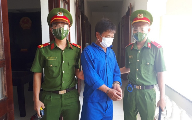 Bị cáo Phan Văn Thống bị phạt tù do chống người thi hành công vụ khi kiểm tra công tác phòng, chống dịch Covid-19.