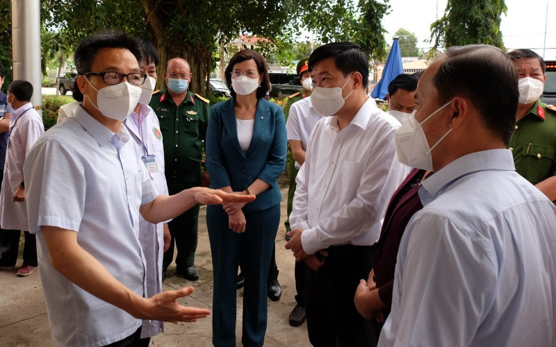 Phó Thủ tướng Vũ Đức Đam thăm hỏi, động viên đội ngũ y tế điều trị F0 tại Bệnh viện Dã chiến huyện Đồng Phú (Bình Phước). 
