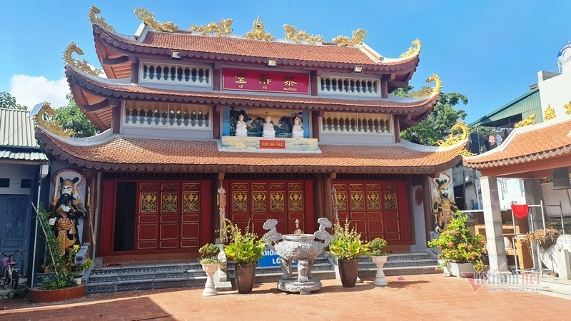 Từ nhà gỗ 3 gian nay Nhà thờ họ Lê Hữu trở thành ngôi chùa bằng bê tông cốt thép 3 tầng.