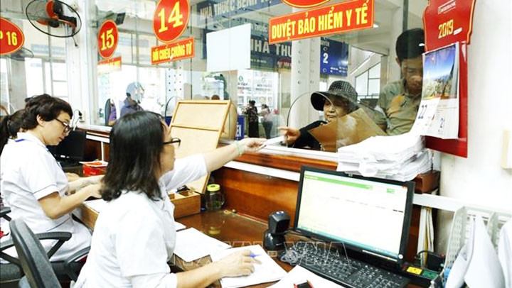 Cán bộ Bảo hiểm Xã hội giám sát chi phí khám chữa bệnh tại Bệnh viện đa khoa Thái Nguyên. Ảnh: DƯƠNG NGỌC/TTXVN