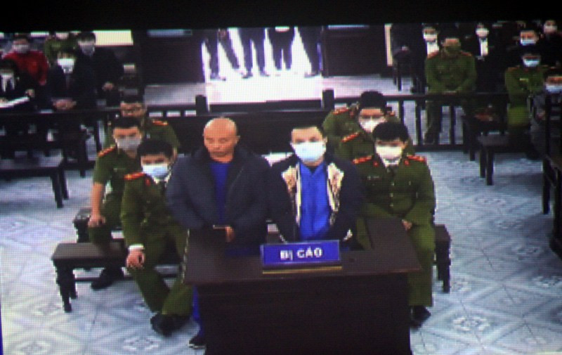 Đường “Nhuệ” và Tiến “trắng” tại phiên tòa. (Ảnh chụp qua màn hình)