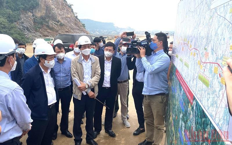 Phó Thủ tướng Lê Văn Thành và đoàn công tác kiểm tra thực địa tuyến cao tốc Bắc-Nam phía Đông chạy qua Ninh Bình.