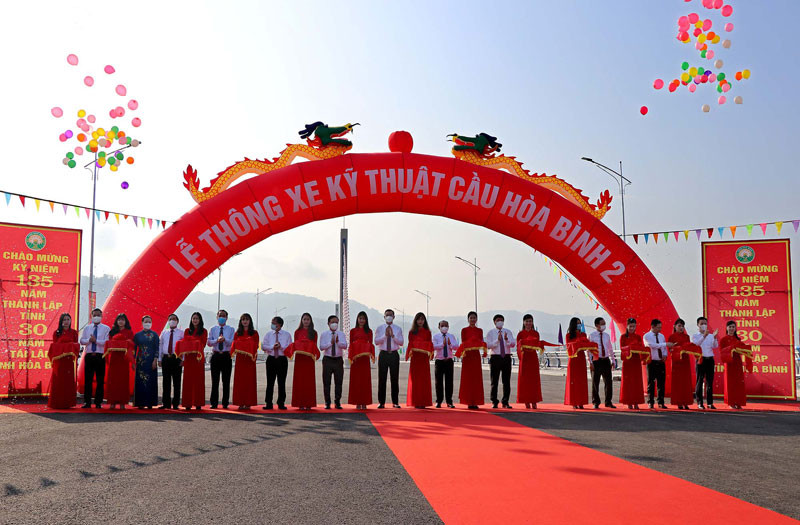 Cắt băng khánh thành thông xe kỹ thuật  cầu Hòa Bình 2.