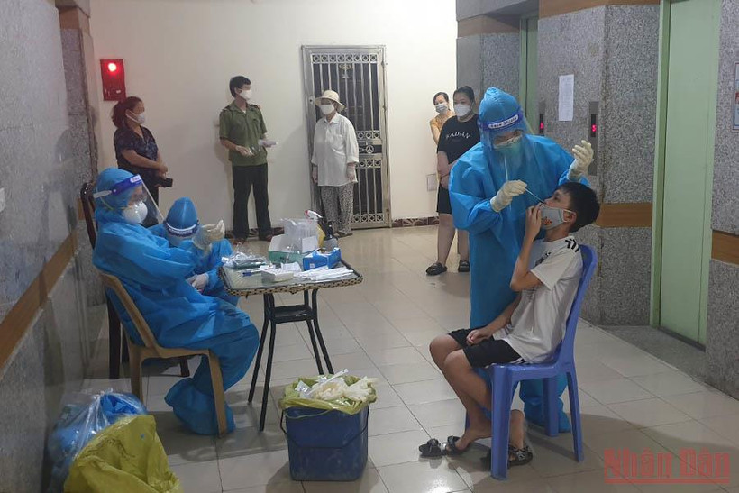 Lấy mẫu test nhanh cho người dân TP Vinh.