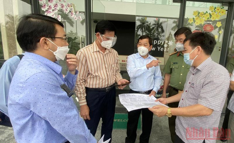 Chủ tịch UBND tỉnh Quảng Ngãi Đặng Văn Minh (thứ 3 từ trái sang) kiểm tra công tác phòng, chống dịch tại khu công nghiệp Quảng Phú.