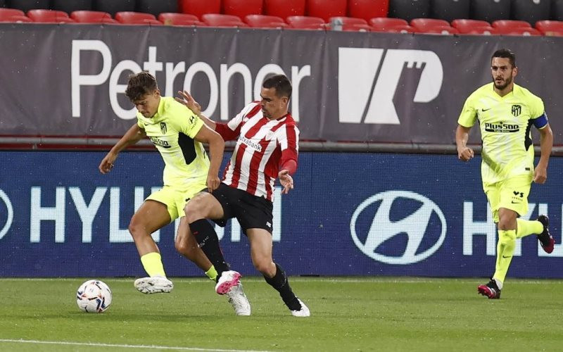 Atletico (áo vàng) đang tự đánh mất lợi thế trong cuộc đua vô địch. (Ảnh: Atletico Madrid)