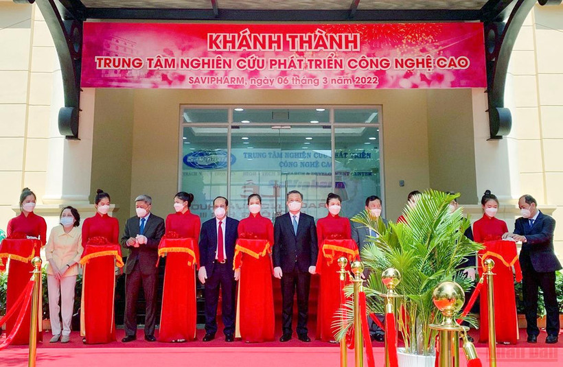 Cắt băng khánh thành và đưa vào sử dụng Trung tâm Nghiên cứu phát triển Công nghệ cao của Savipharm. (Ảnh: LÊ HƯƠNG)