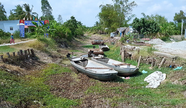 Kênh rạch chằng chịt là trở ngại trong làm đường nông thôn mới ở đồng bằng sông Cửu Long.