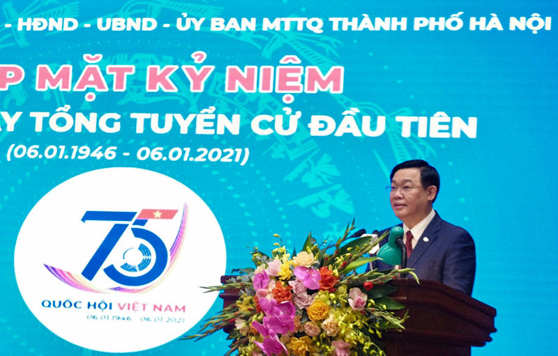 Đồng chí Vương Đình Huệ, Ủy viên Bộ Chính trị, Bí thư Thành ủy, Trưởng đoàn đại biểu Quốc hội TP Nội phát biểu tại buổi gặp mặt. (Ảnh: DUY LINH)