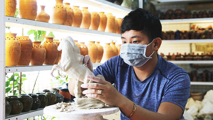 Anh Lâm đang tạo mẫu gốm thô trước khi nung.