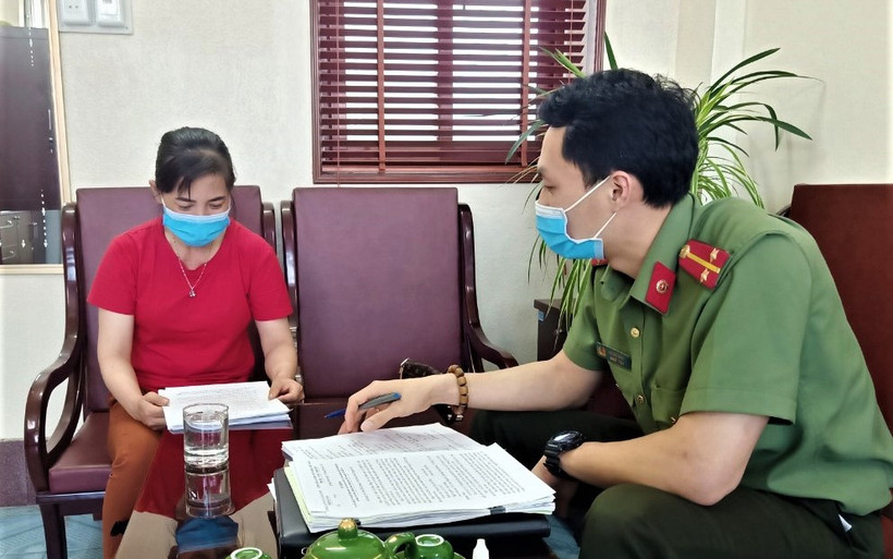 Công an tỉnh Quảng Ninh làm việc với đối tượng có hành vi quảng cáo thực phẩm chức năng, phụ gia thực phẩm không phù hợp quy định. (Ảnh: HOÀNG QUỲNH)