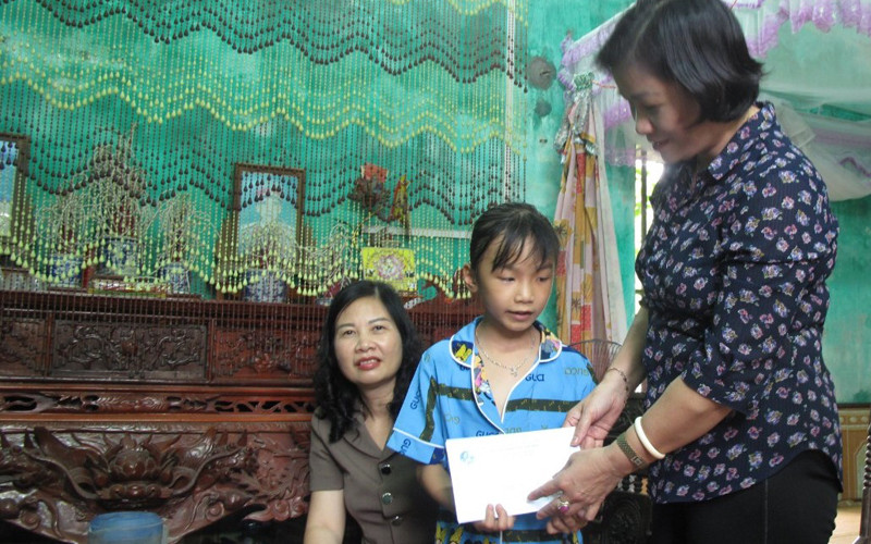 Cháu Bùi Thị Tú Hạnh (9 tuổi) được hỗ trợ kinh phí từ mô hình “Mẹ đỡ đầu”. (Ảnh: Hội Liên hiệp Phụ nữ thành phố Thái Bình cung cấp)