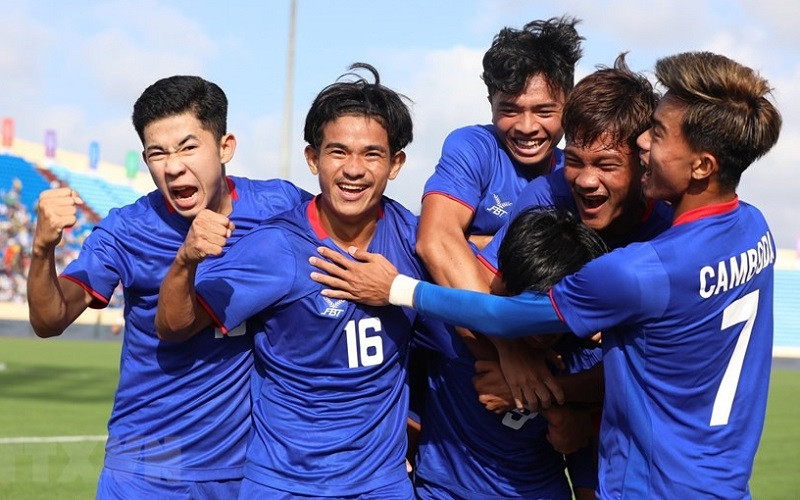 Các cầu thủ U23 Campuchia ăn mừng bàn thắng trong trận gặp U23 Lào chiều 9/5. (Ảnh: TTXVN)