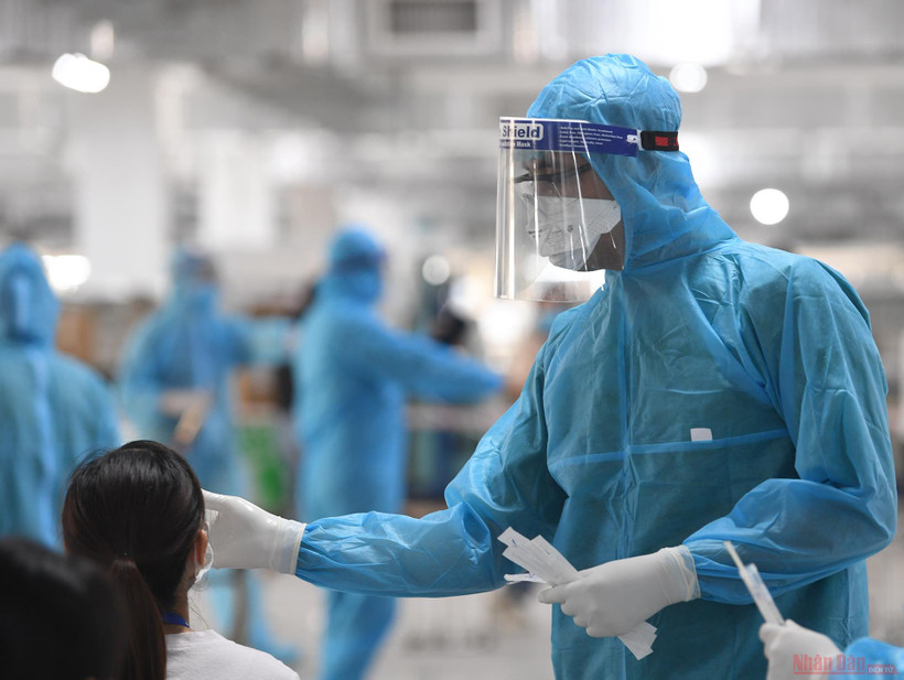 Bác sĩ, nhân viên y tế Bệnh viện Việt Nam - Thụy Điển (Uông Bí - Quảng Ninh) 2 hỗ trợ lấy mẫu xét nghiệm ở Bắc Giang. Ảnh: DUY LINH