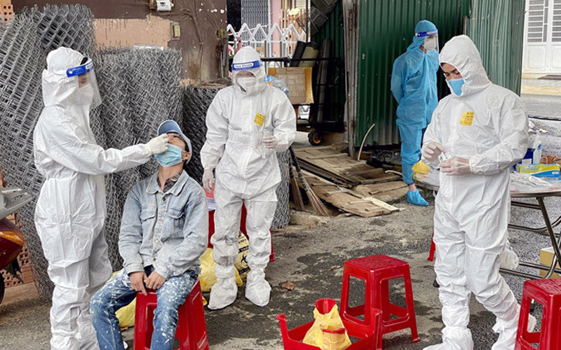 Lực lượng y tế lấy mẫu xét nghiệm tại các địa điểm nguy cơ liên quan ca Covid-19 mới tại phường 4, TP Đà Lạt.